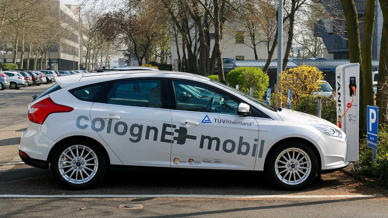 Penjualan Mobil Listrik Tembus 100 Ribu Unit