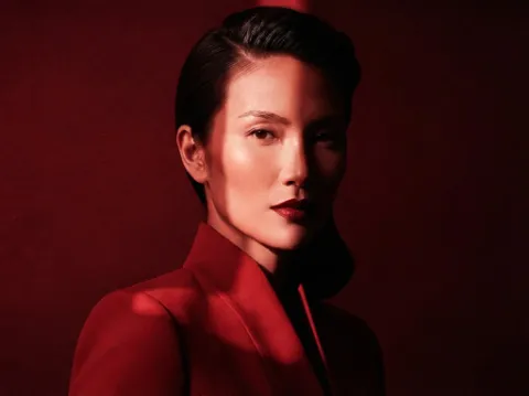 Ruang Gelap Hitam, Dalam Nuansa Merah Tua