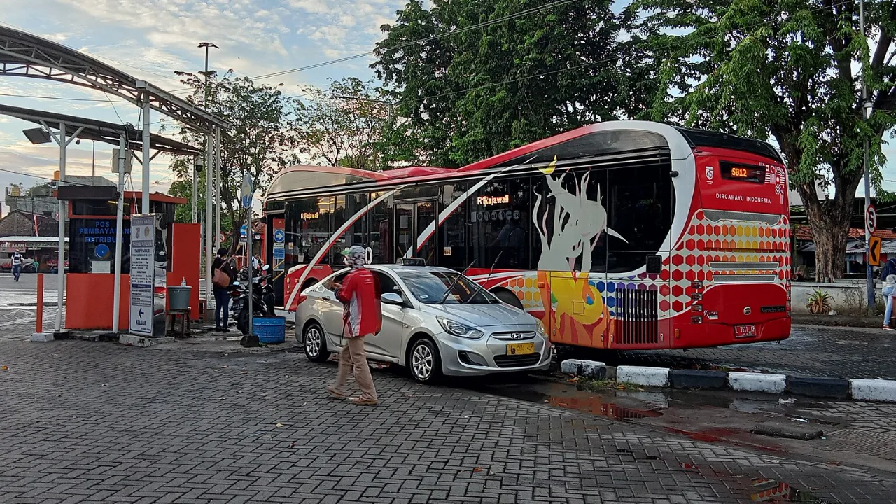 Surabaya Uji Coba Bus Listrik Tanpa Kondektur